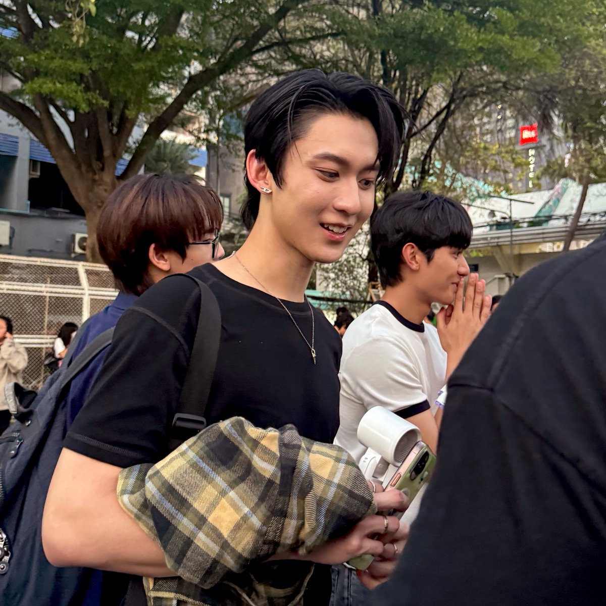 ระหว่างรอเข้าคอนทมด เจอคนหล่อก่อนเข้างานด้วย 🥺 #rryjinnn