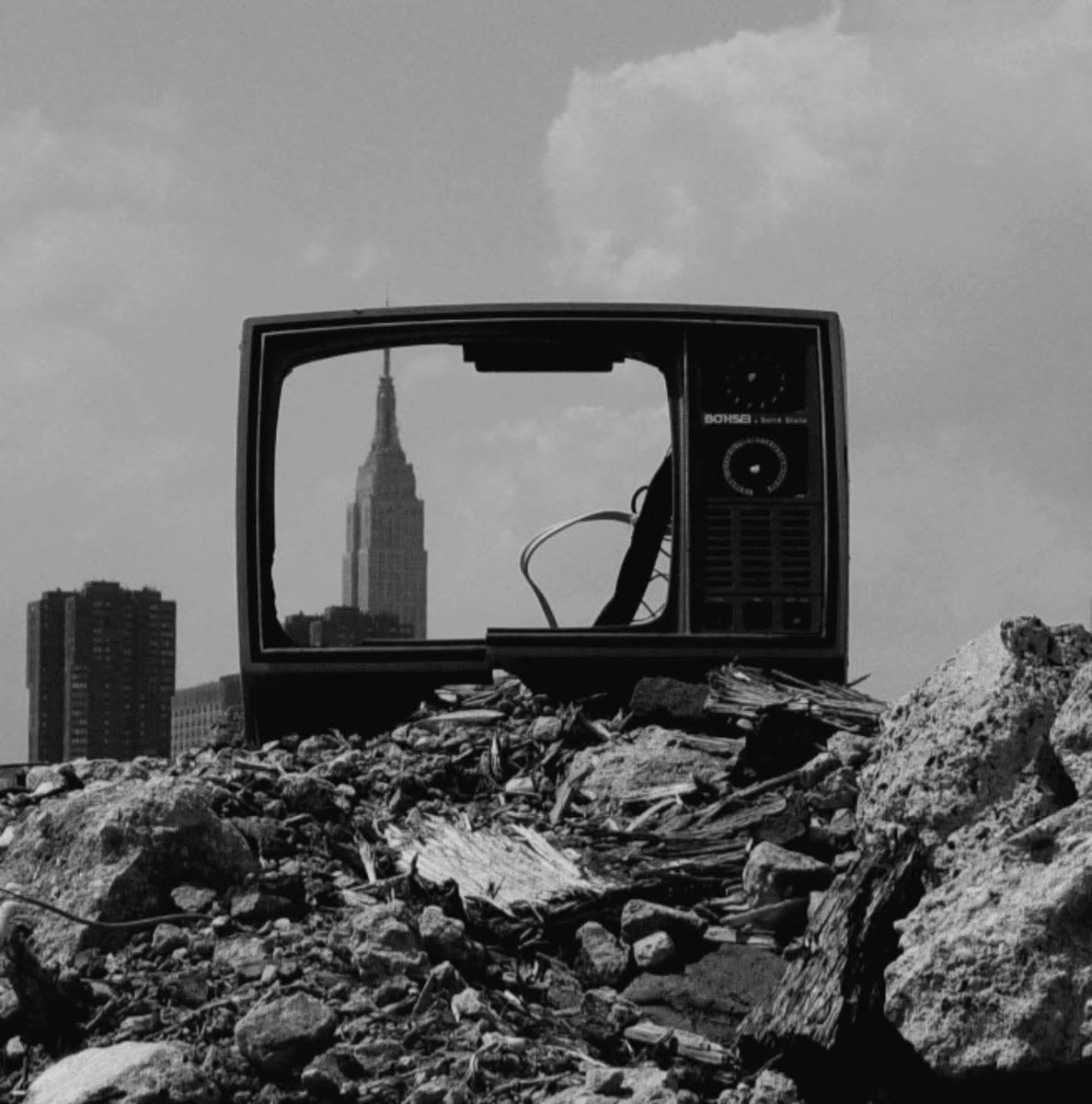 "Doğru, dünya hala duruyor ya da dönüyor, ama anlamı kalmadı. Bu yanılsama, günlük dünya, bir milyon atom bombasıyla parçalanmış olmasından daha ölü. Harabe bir dünyanın ortasında hayaletler olarak yaşıyoruz. Hepsi anlamsız tekrar. "

Henry Miller