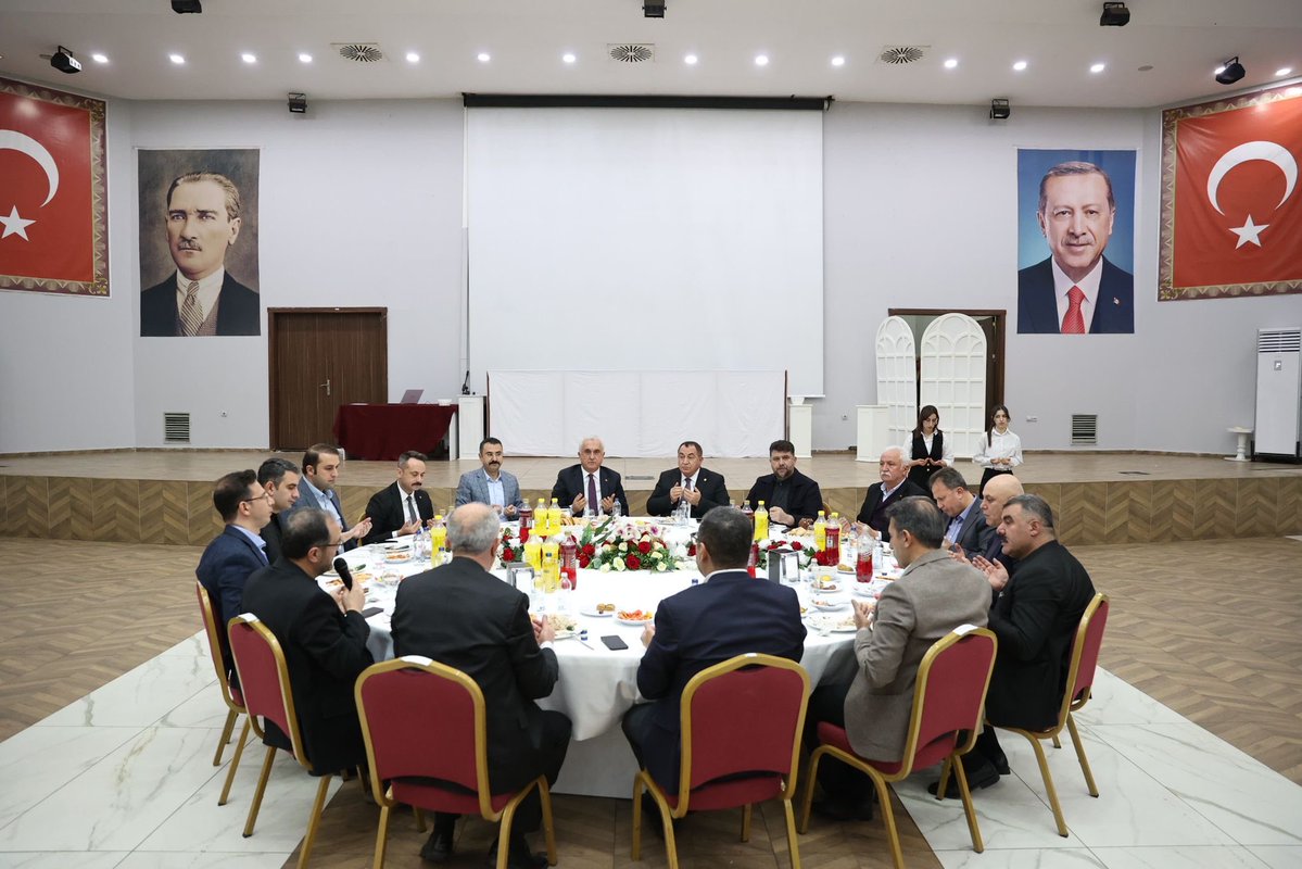 Sayın Valimiz <a href="/Valiavnicakir/">Avni Çakır</a> , kıymetli il protokolümüz ve değerli muhtarlarımızla düzenlenen iftar programında bir araya gelmenin mutluluğunu yaşadık.

Ramazan ayının bereketini ve paylaşma ruhunu aynı sofrada birlikte idrak ettik.

Bu mübarek ayın ülkemize, milletimize ve tüm