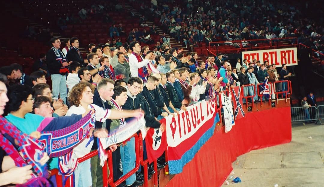 DLPHOOL's tweet image. 🇫🇷 PSG
@PSG_inside

Nostalgie 😉
7 et 8 janvier 1991, pour un tournoi de football en salle au Palais Omnisport de Paris Bercy. 

Je pense me reconnaître sur la photo, en tout cas j'y étais oui 😉

#KOB #KopOfBoulogne 🔴👊🏻🔵
#PitbullKop ✋🏻 #Hools #PSG