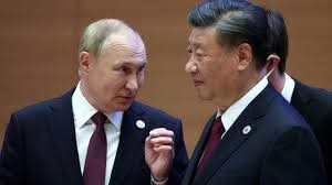 realYatcheu's tweet photo. 2432- 8ème jour - Guerre USA-Iran : l'ancien Brics sera-t-il remplacé par le trio : Chine-Russie-Iran ?

-----------
Extrait de la Leçon de guerre économique n° 2432 de Jean-Paul Pougala sur les conséquences du conflit Iran-Etats-Unis, expliquées aux enfants des écoles primaires d'Afrique à lire dans son intégralité sur https://t.co/GPHcAYtHj6 
-------------

Introduction

John Mearsheimer né le 14 décembre 1947 à New York, est professeur à l'Université de Chicago en relations internationales, l'inventeur du concept du réalisme offensif.

Dans son livre « La tragédie des Grandes puissances » publié en 2001, il explique que le monde ne peut pas rester dominé par un seul « hégémon global » que sont les États-Unis depuis 1991. Selon lui, le système international est anarchique et pousse les grandes puissances à rechercher la suprématie régionale.

Résultat des courses : on se dirige vers un monde des hégémons régionaux : États-Unis en Amérique, Chine en Asie, Russie en Europe de l'Est, Iran au Moyen-Orient etc.).

Or, écrit l'auteur, la stratégie américaine est très dangereuse et pousse le monde vers une guerre mondiale inévitable, puisque les autres puissances ne voudront pas continuer de subir son hégémonie. Pire, écrit Mearsheimer, les États-Unis savent qu'ils ne peuvent pas contrôler directement toutes les régions. Leur stratégie consiste à placer des alliés pivots ou « sous-chefs » dans chaque zone :

- Japon et Corée du Sud en Asie de l'Est pour contenir la Chine.
- Israël au Moyen-Orient pour défendre leurs intérêts et contenir l'Iran.
- Allemagne et Royaume-Uni en Europe pour équilibrer la Russie.

Mais Mearsheimer estime que cette stratégie est instable à long terme, car les grandes puissances locales que sont la Chine, la Russie et l'Iran, vont immanquablement finir par contester ce système. On va ainsi assister à des formes diverses de contestations, avec trois foyers principaux :

1) La Chine va refuser de rester sous l’ombre américaine et chercher à devenir l’hégémon régional en Asie.

2) L'Iran, dans une moindre mesure, en s'appuyant sur des puissances plus grandes comme la Chine et la Russie, va contester l'ordre américain au Moyen-Orient, en commençant par contester le "sous-chef" des Etats-Unis dans la région qu'est Israël. Et tout cela ne peut se terminer que par une guerre certaine.

3) La Russie agit aussi comme un hégémon régional en Europe de l'Est, et refuse que les Etats-Unis viennent lui dire quoi faire dans les espaces vitaux pour la Chine, de l'ancienne Union Soviétique, ce qui finira aussi par une guerre, afin que les Etats-Unis comprennent que sa suprématie est terminée. Ce qui arrivera ensuite avec le conflit en Ukraine.

Tout cela est écrit en 2001. Et c'est depuis lors que Mearsheimer, soutient que le monde unipolaire américain touche à sa fin. Les États-Unis tentent de maintenir leur influence via des alliés régionaux, mais cela ne peut pas durer indéfiniment. La montée de la Chine, la résistance de l'Iran et l'activisme de la Russie montrent que l'ordre international devient multipolaire, avec plusieurs hégémons régionaux en compétition.

Lors de son interview exclusive sur la chaîne de télévision américaine NBC avant hier, jeudi 5 mars 2026, le ministre iranien des Affaires étrangères, Abbas Araghchi a affirmé que la Russie et la Chine soutiennent l'Iran « politiquement et autrement ». Il a ajouté que la coopération militaire entre Moscou et Téhéran « n'est pas un secret » et qu'elle a existé dans le passé, continue aujourd'hui et « continuera probablement ».
---------------
Source : https://t.co/ycG76StLSA

Nous sommes là, dans la confirmation du réalisme de Mearsheimer, qui veut que les trois pays, la Russie, la Chine et l'Iran aient un seul et même intérêt : mettre fin à l'hégémon américain, afin que chacun d'eux reste le seul pour diriger dans sa région.