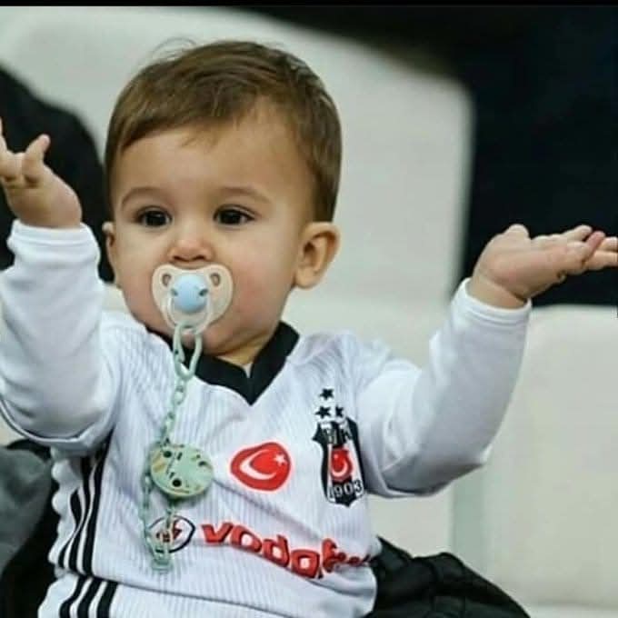 GulmezerMehmet's tweet photo. ...Aslında Biz
Hep bu şekilde kaldık.
Büyümedik.
Çocuk saflığında sevdik.
Yenip yenmediğimize,
Şampiyon olup
olmadığımızla
ilgilenmedik.
Siyah-Beyaz başladık
ve
öyle de devam ettik.
Renklerin ne olduğunu bilmedik.
Aşk
BeşiktAŞK idi... https://t.co/39Z78tDqp7