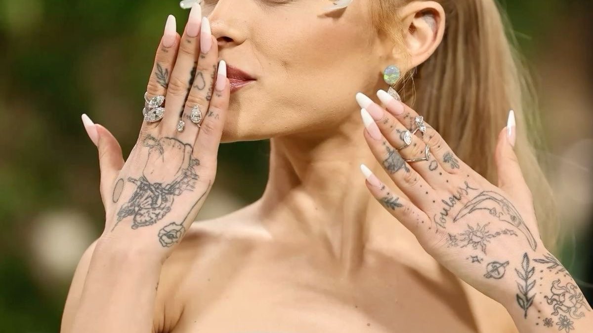 ariana covering every inch of her hands in tattoos is so incredibly attractive