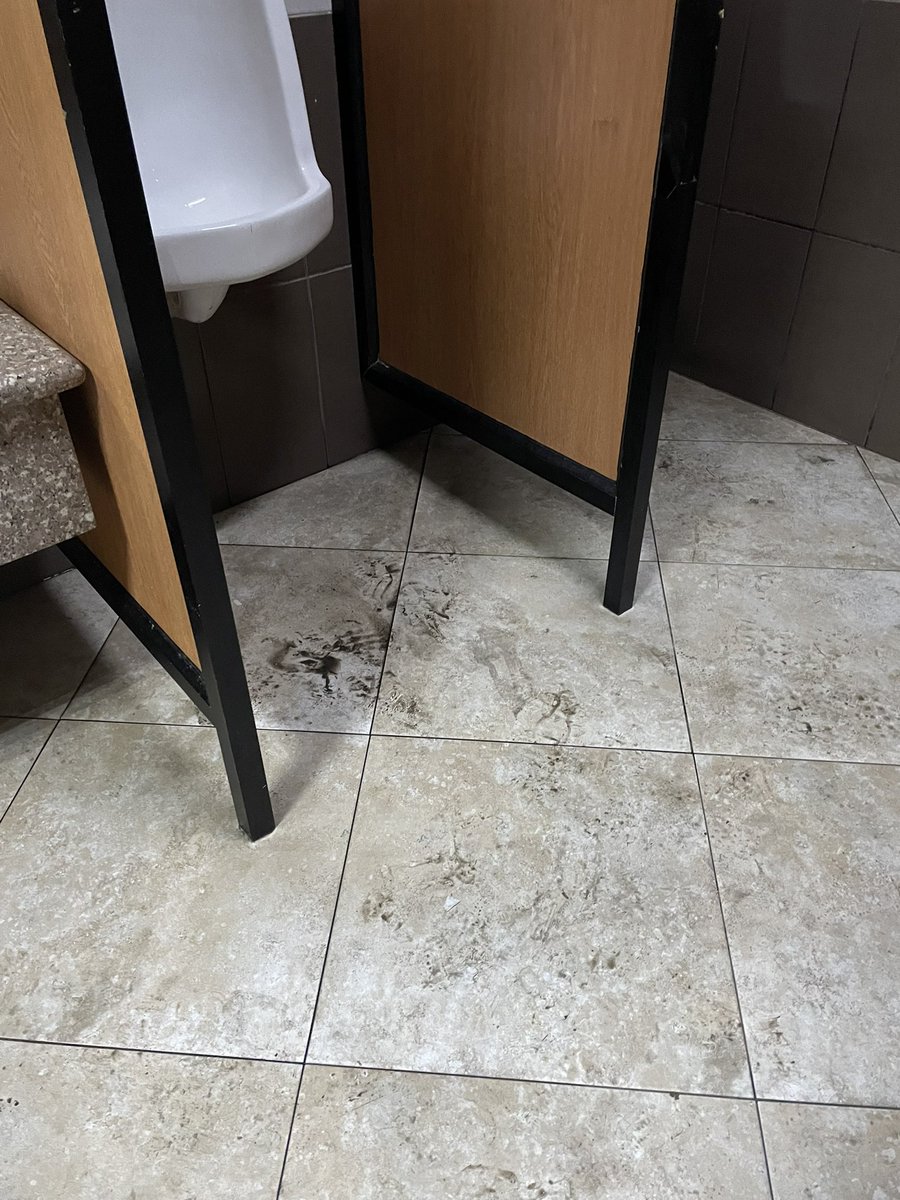 Señores de <a href="/emac_ep/">EMAC EP</a>: hoy sábado 11 AM los baños del Parque de la Madre estaban cerrados, pese a la gran afluencia de personas entrenando y en familia. 

Los del parqueadero abiertos, pero con limpieza muy deficiente. Urge revisarlo.