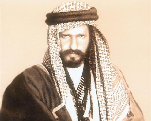 asasd004's tweet photo. 📍رُزق الإمام عبدالرحمن الفيصل بإثني عشر إبناً و ثلاثة عشر ابنةً من عدة زوجات ؛ أكبر الذكور كان الأمير فيصل و به كان يُكنى الإمام عبدالرحمن ، و رابعهم الملك عبدالعزيز و أصغرهم الأمير سعد الثاني . 

و يأتي الأمير محمد بن عبدالرحمن الفيصل الخامس في الترتيب بين أبناء الإمام عبدالرحمن ؛ وقد ولد عام 1294هـ وذلك بعد ولادة الملك عبدالعزيز بعدة أشهر فقط ، و خرج مع والده الإمام عبدالرحمن و أخوه الملك عبدالعزيز و بقية أفراد أسرتهم في خروجهم من الرياض و انتقالهم إلى العيش في الكويت بعد نهاية الدولة السعودية الثانية .
ثم رافق الأمير محمد أخوه الملك عبدالعزيز في إستعادة الرياض الأولى عام 1318هـ و في إستعادة الرياض الثانية عام 1319هـ ، و حضر مع الملك عبدالعزيز جميع معاركه و فتوحاته و كان عوناً له في مهماته العظيمة ، و لم يتخلف عن معركة قط من معارك التوحيد .
و كان الأمير محمد قد لُقّب بـ " المصطفق "
لشجاعته و فروسيته و قوة بأسه في المعارك ، و كذلك لُقّب الأمير محمد بـ " راعي عتيّقة " نسبةً إلى قصره الواقع جنوب الرياض ، و الذي سُمّي بهذا الأسم لكثرة ما كان يتمُ فيه من عتقٍ لرقاب بسبب شفاعته . 

وقد زار الحاج عبدالله فيلبي قصر عتيّقة عام 1351هـ  و وصفه بشيء من التفاصيل ؛ فأشار إلى أنهُ كان يقع في بستانٍ شاسع ، و أنه قصرٌ حسنٌ و يحتوي على مجلسٍ واسعٍ و مكسوةً أعمدتهُ و جدرانه بالجص الأبيض و مُزيّن بالنقوش المألوفه و السقف مغُطّى بكامله بقماش ملوّن و مشجّر . 
و بعد إستقرار الأوضاع و إعلان توحيد المملكة العربية السعودية ؛ أمضى الأمير محمد بن عبدالرحمن الفيصل بقية حياته في الرياض يمارسُ هواية القنص و زراعة الأرض و تربية الخيول و الإبل حتى وفاته رحمه الله صباح يوم الأحد 23 رجب 1362هـ ، و دفن في مقبرة العود بالرياض . 
و رثاه الأمير عبدالله الفيصل بمرثية قال في مطلعها : 
يا عتيقه  عزك  دفناه  في العود 
في جانب البطحا بجرف المسيله 

العفو  يوم  انه  بجانبك  ماجود 
عن  جانبك  تقصر يدين طويله

عضيد أخو نورة خطيرٍ على الزود
حلحيل شيال الحمول الثقيلة
أما والدة الأمير محمد ؛ فهي الأميرة سارة بنت جلوي بن تركي آل سعود ، و التي كانت قد أنجبت للإمام عبدالرحمن غير الأمير محمد إبناً اخراً هو الأمير عبدالمحسن ، و توفيت في حياة زوجها الإمام عبدالرحمن و دفنت بالرياض . 
و للأمير محمد بن عبدالرحمن الفيصل عددً من الأبناء ؛ أشهرهم الأمير خالد و الأمير فهد و الأمير عبدالله و الأمير بندر و الأمير بدر . 
و آخر من توفى من ابنائه هو الأمير بندر بن محمد بن عبدالرحمن الفيصل آل سعود ؛ و الذي نعاه الديوان الملكي يوم الثلاثاء 26 جمادى الأولى 1441هـ - 21 يناير 2020م ، و صُلي عليه بعد العصر من ذات اليوم في جامع الإمام تركي بن عبدالله ، و تقدّم المصلين عليه خادم الحرمين الشريفين الملك سلمان بن عبدالعزيز و سمو ولي العهد الأمير محمد بن سلمان  ، كما أدى الصلاة عليه مفتي عام المملكة آنذاك سماحة الشيخ عبدالعزيز بن عبدالله آل الشيخ  و عدد من أصحاب السمو الأمراء و الفضيلة العلماء و المعالي و جمع من الأعيان . 

* الصورة لقصر الأمير محمد بن عبدالرحمن الفيصل ؛ المسمى " عتيّقة " .
