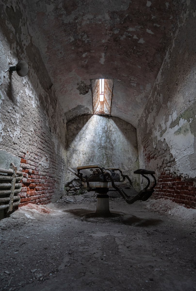 Eastern State Prison
<a href="/easternstate/">Eastern State Penitentiary</a> #easterstate #urbex #photograph