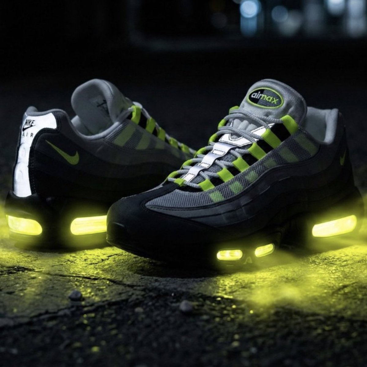 snkr_twitr's tweet photo. AD: Few sizes: Nike Air Max 95 OG Big Bubble 'Neon'

Shop ->  https://t.co/El150UgkUf https://t.co/jaR0pS2fUk