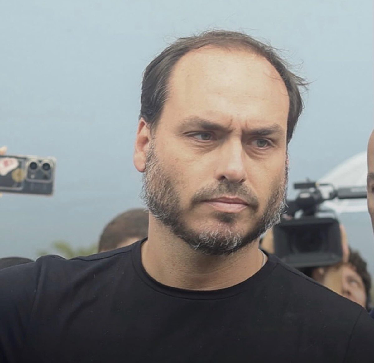 Mais um dia, e mais um dia, e mais um dia. Saio da Papuda após visitar meu pai, soluçando e dormindo por causa dos remédios. Vejo o legítimo último Presidente do Brasil, em silêncio, penso: que país é esse onde há mais de 130 milhões de motivos para outros estarem presos e quem