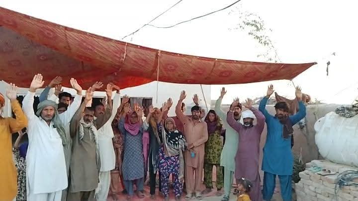 munawar__pti's tweet photo. حاصل پور ۔۔۔۔۔۔۔۔۔وی او ۔۔۔۔۔۔ظلم کی انتہا بااثر وڈیرے نے اپنی عدالت لگا لی  غریب محنت کش کو تشدد کر کے مار ڈالا ۔۔۔۔۔۔۔افسوسناک واقعہ غریب مزدور محنت کش محمد رمضان ولد حاجی اللہ بچایا قوم کھوکھر کو وڈیرہ ذمیندار حاجی عبدالرحمن ارائیں نے اپنے ساتھیوں کے ساتھ مل کر ماہ رمضان کے مقدس مہینے میں بہیمانہ تشدد کر کے قتل کر دیا۔ سکے۔۔۔۔۔۔۔۔۔۔۔۔۔۔۔۔۔۔۔۔۔۔۔۔۔۔۔۔۔۔۔اوسی ۔۔۔۔۔۔۔۔۔۔
خیرپور ٹامیوالی موضع خان والا کی رہائشی 
 شمعہ مائی نے میڈیا کو بتلایا 
میرا بیٹا محمد رمضان گھر سے مال مویشی چرانے کی نیت سے ٹوبہ مراد والا چولستان گیا اور واپس نہ ایا وڈیرا زمیندار 
  عبدالرحمن ولد اللہ وسایا قوم ارائیں مدنی ولد عبدالرحمن محمد ساجد، اللہ بخش، غلام شبیر، پسران محمد رمضان، نے پکڑ کر باندھ لیا اور بہیمانہ تشدد کرتے رہے میرا بیٹا زخموں کی تاب نہ لاتے ہوئے موقع پر جان بحق ہو گیا میرا ارباب اختیار وزیراعظم وزیراعلی پنجاب محترمہ مریم نواز صاحبہ سے اپیل ہے کہ بقیہ چار ملزمان کو فل فور گرفتار کر کے قانون کے مطابق سخت سے سخت کاروائی کی جائے اور  مجھے انصاف دلایا جائے۔تھانہ مروٹ نے مقدمہ درج کر کے تفتیش شروع کر دی

@zeshmohmand 
@balochi5252 
@rizwanghilzai 
@Bee4bail