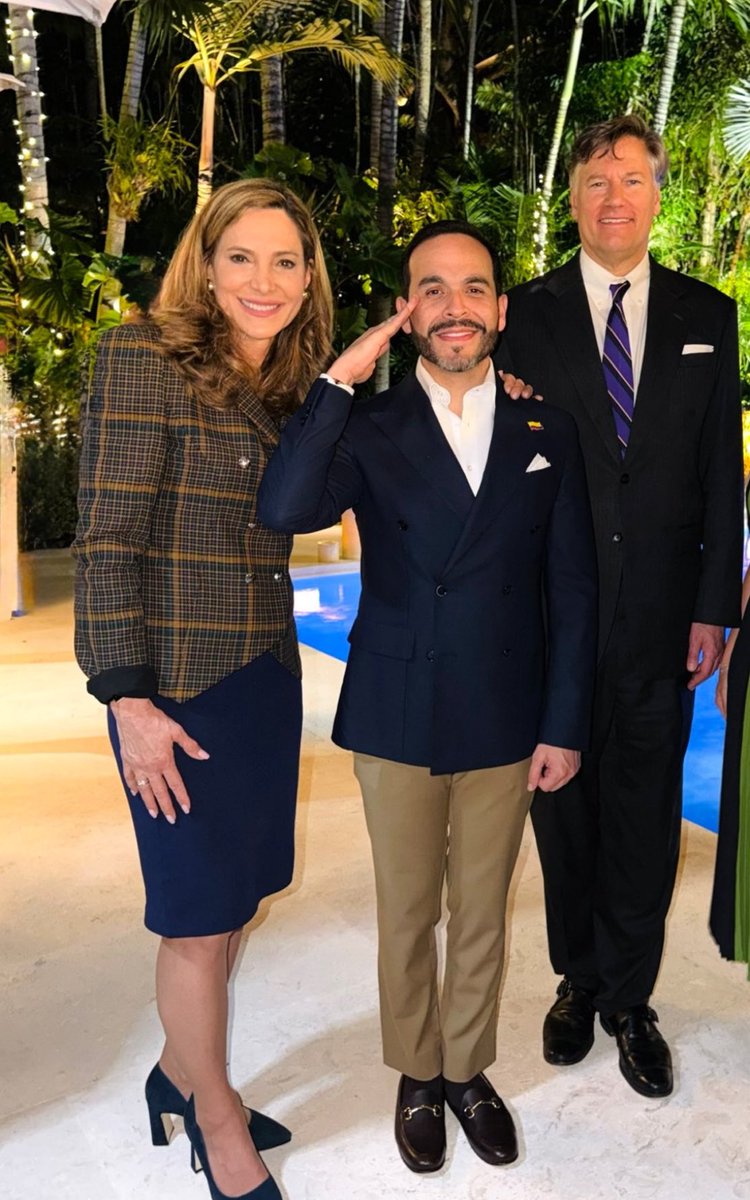 De <a href="/JackDeLaConcha/">Jack Baltimore</a> 

Esta foto parece como la de una pareja gringa que adopta a un niño tercermundista.