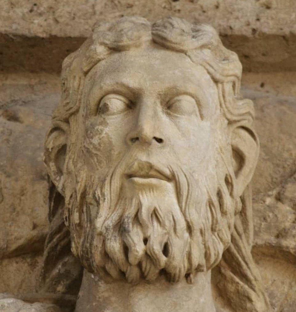 En Carrión de los Condes se alcanzó la cima del arte románico y marcó un punto de inflexión con el estilo que llegaba, el gótico.
Siguiendo los  cánones clásicos de belleza escultórica, las formas de Cristo son perfectas, su serenidad, naturalismo, el trabajo en el pelo, barba...