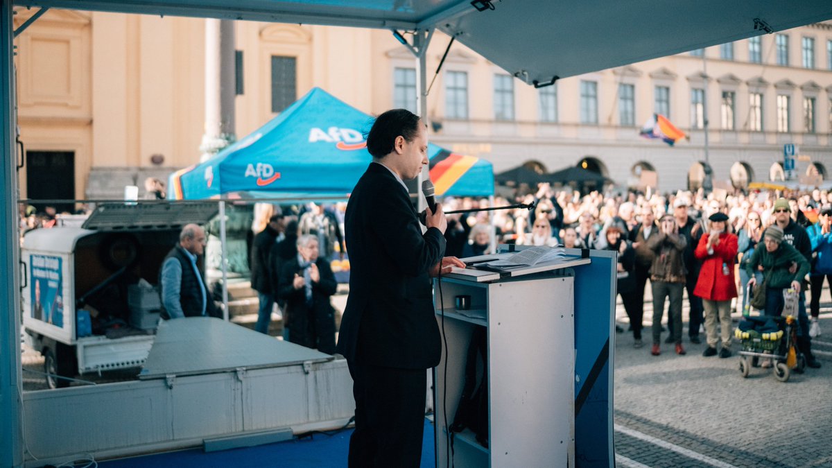 Machen wir München blau!

Bei Kaiserwetter fand heute unsere Abschlusskundgebung mit unseren Stadtratskandidaten am Münchner Odeonsplatz statt.

Trotz Blockadeversuchen der örtlichen linksextremen Szene fand der Kommunalwahlkampf einen würdigen Abschluss.

Eines ist sicher: Mit