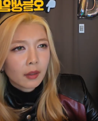 insomnicsy's tweet photo. Honestly, Dami's face the whole time she watched the Poison Love MV i can't 😭😭😭😭 https://t.co/HTrkABRj6R