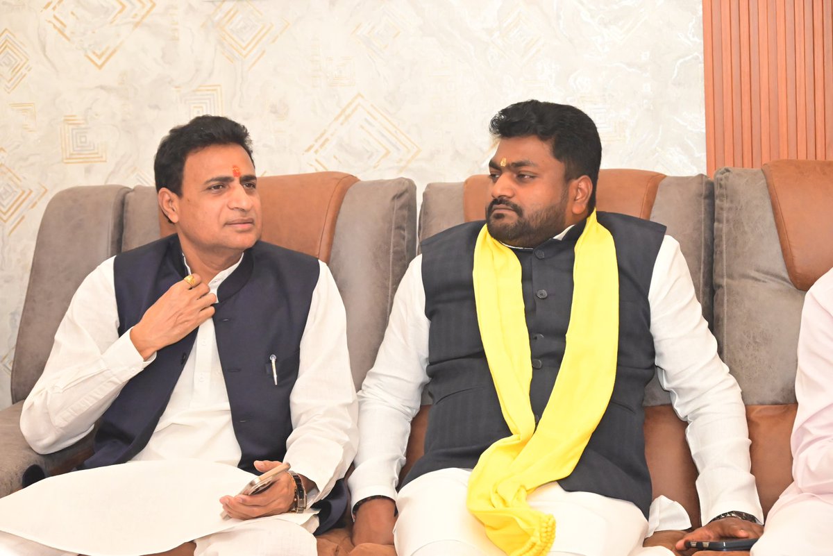 arvindrajbhar07's tweet photo. आज जनपद लखनऊ के आशियाना में ब्लॉक प्रमुख बरसठी, श्री सुरेंद्र शुक्ला जी के यहाँ गृह पूजन कार्यक्रम में सम्मिलित हुआ। https://t.co/E22QPJApHW