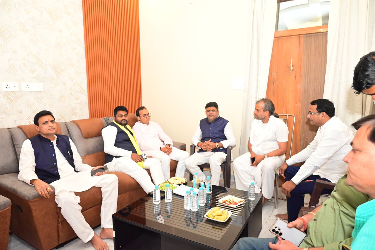 arvindrajbhar07's tweet photo. आज जनपद लखनऊ के आशियाना में ब्लॉक प्रमुख बरसठी, श्री सुरेंद्र शुक्ला जी के यहाँ गृह पूजन कार्यक्रम में सम्मिलित हुआ। https://t.co/E22QPJApHW