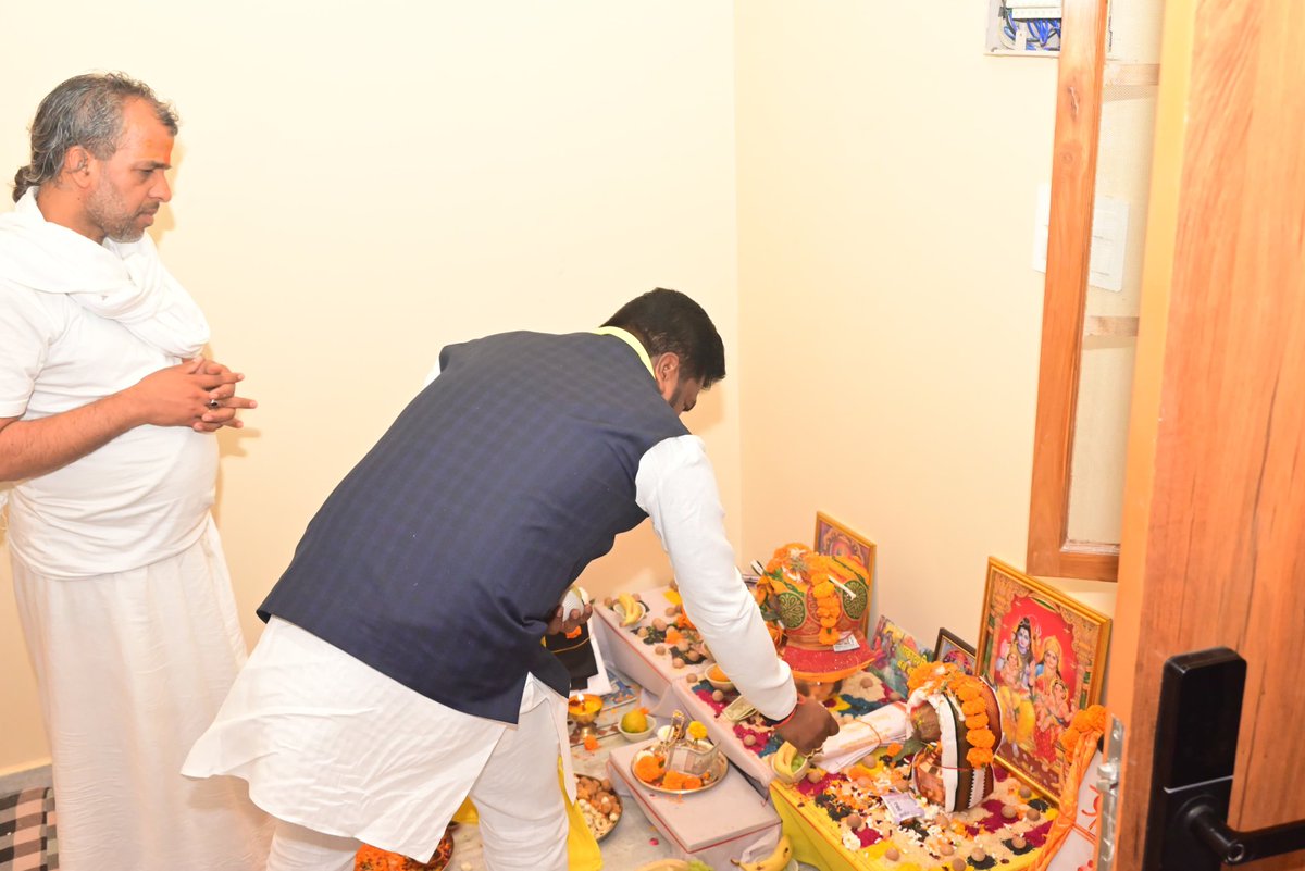 arvindrajbhar07's tweet photo. आज जनपद लखनऊ के आशियाना में ब्लॉक प्रमुख बरसठी, श्री सुरेंद्र शुक्ला जी के यहाँ गृह पूजन कार्यक्रम में सम्मिलित हुआ। https://t.co/E22QPJApHW