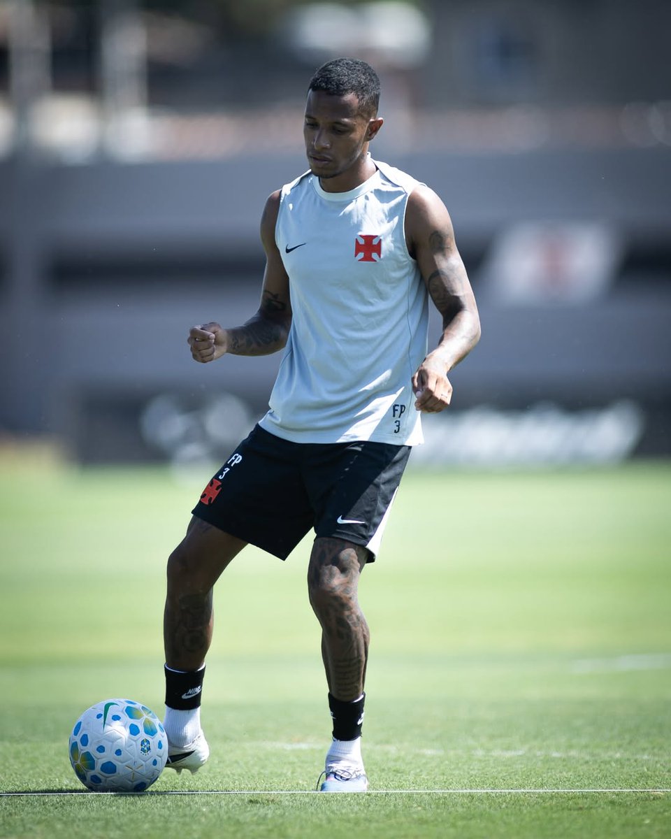 NewsAlmirantee's tweet photo. Renato Gaúcho fez seu primeiro coletivo no Vasco e testou o esquema com três volantes.

Hugo Moura, Thiago Mendes e Tchê Tchê formaram a trinca no meio-campo, com Barros sacado do time em parte da atividade.

A escalação testada foi: Léo Jardim, Paulo Henrique, Saldívia, Robert Renan e Lucas Piton; Hugo Moura, Thiago Mendes, Tchê Tchê e Nuno; David e Andrés Gomez.

🗞️: @pedrosa 
📸: Matheus Lima | Vasco