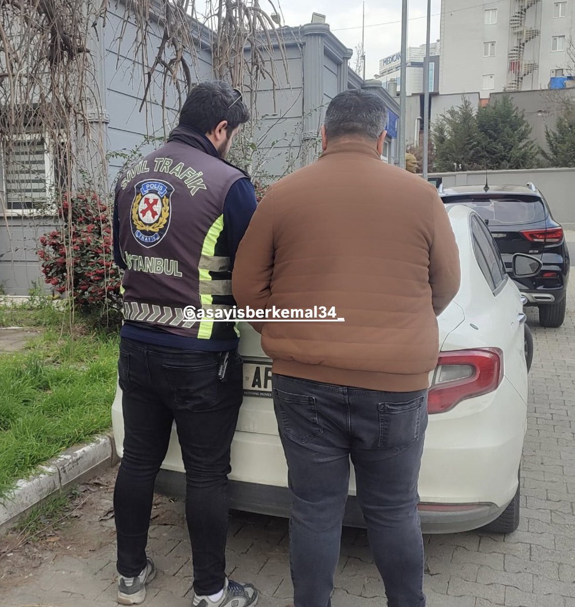 asayisberkemal0's tweet photo. Trafikte tartıştığı sürücünün önünü keserek telefonu g•tüne sokmakla tehdit eden sürücü yakalandı. 

Sürücüye 183 bin 492 lira para cezası kesilirken ehliyetine 60 gün el konuldu, aracı da trafikten men edildi. https://t.co/oYc5CKPmyv