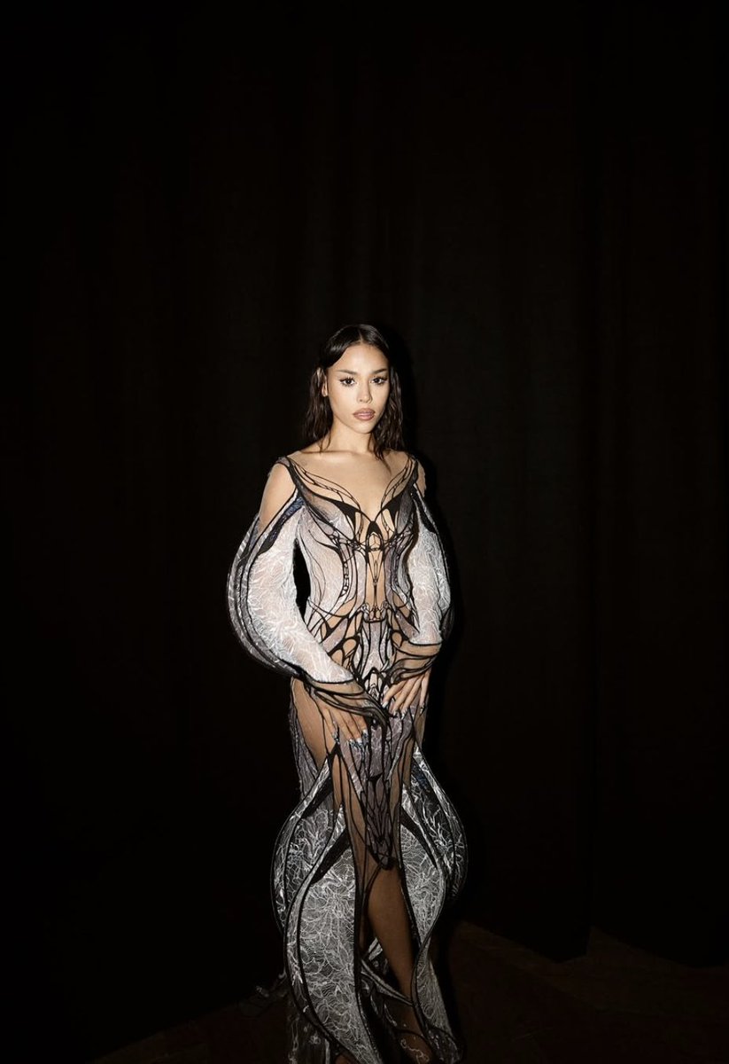 Diseñadora: Iris van Herpen
Evento: Semana de la Moda Alta Costura
Estilo: Ceñido al cuerpo que emula detalles referentes a la naturaleza, flora y elementos marinos (ad hoc con la temática del desfile)

Precio estimado: $80,000 - $150,000 USD,
