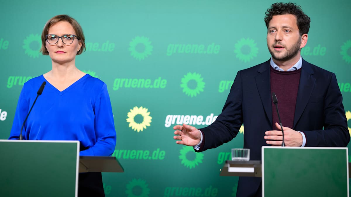 welt's tweet photo. Grüne veröffentlichen Firmen-Brandbrief an Regierung – will aber keine Verantwortung übernehmen https://t.co/VPuRrznNWg https://t.co/xT1iXShhd6