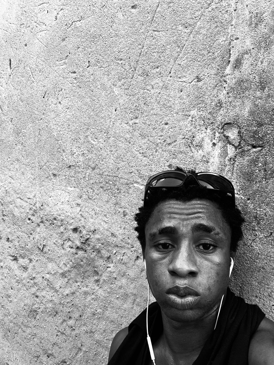 Pizy217's tweet photo. One day I will become stupidly rich &amp; famous on this black app 🐼✨✨💡 let the star shine jare ❤️🎤 https://t.co/z6tcwjQ8b1