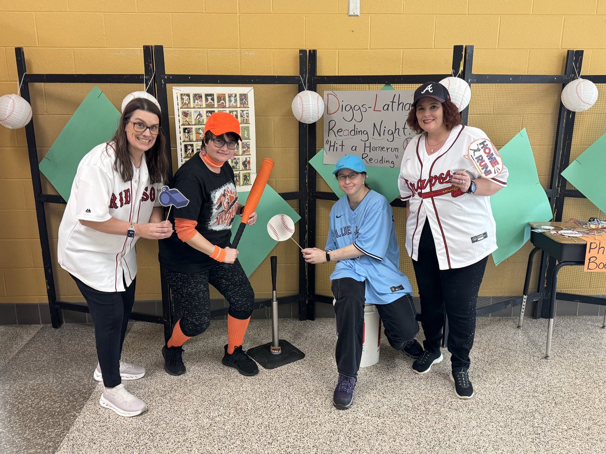 DiggsLatham's tweet image. #ReadingNight #HitAHomerunInReading #PhotoBooth #TigerNation