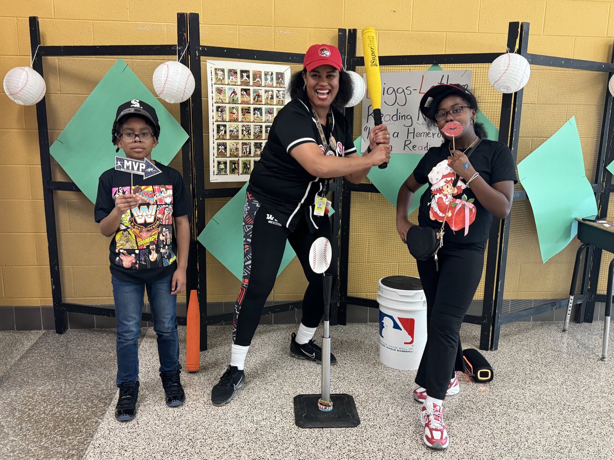 DiggsLatham's tweet image. #ReadingNight #HitAHomerunInReading #PhotoBooth #TigerNation