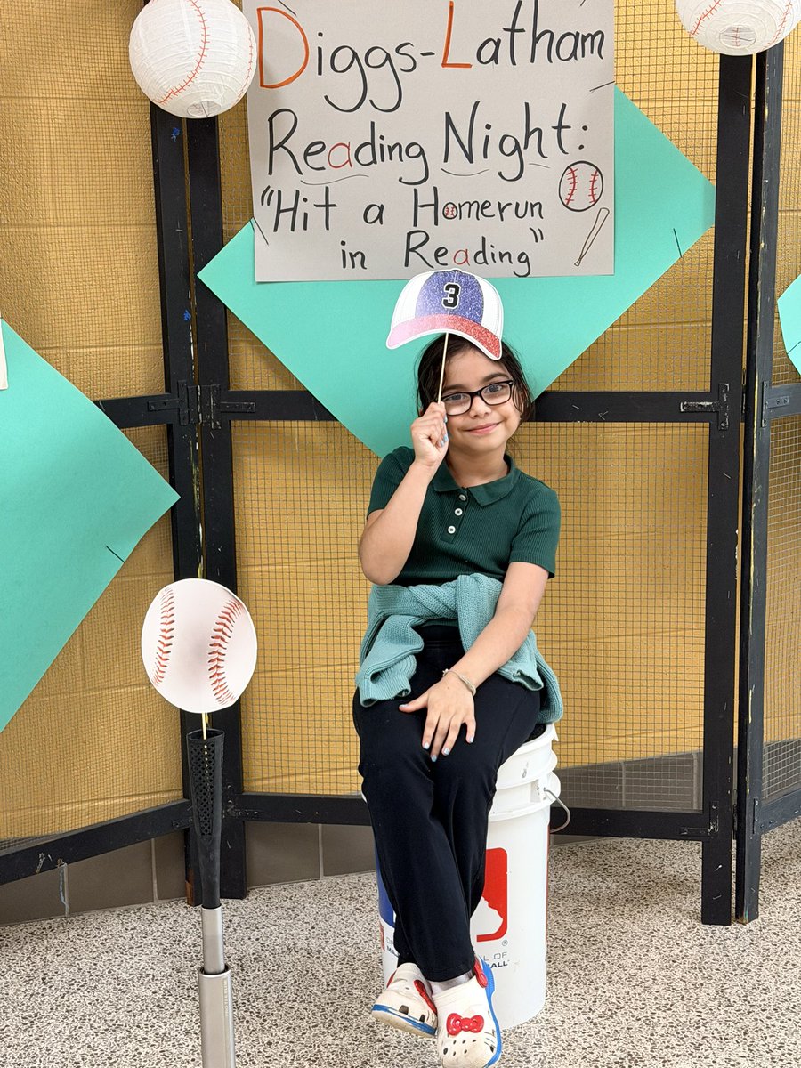 DiggsLatham's tweet image. #ReadingNight #HitAHomerunInReading #PhotoBooth #TigerNation