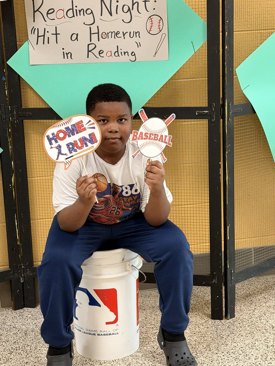 DiggsLatham's tweet image. #ReadingNight #HitAHomerunInReading #PhotoBooth #TigerNation