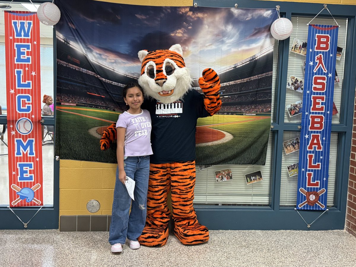 DiggsLatham's tweet image. #ReadingNight #HitAHomerunInReading #PhotoBooth #TigerNation