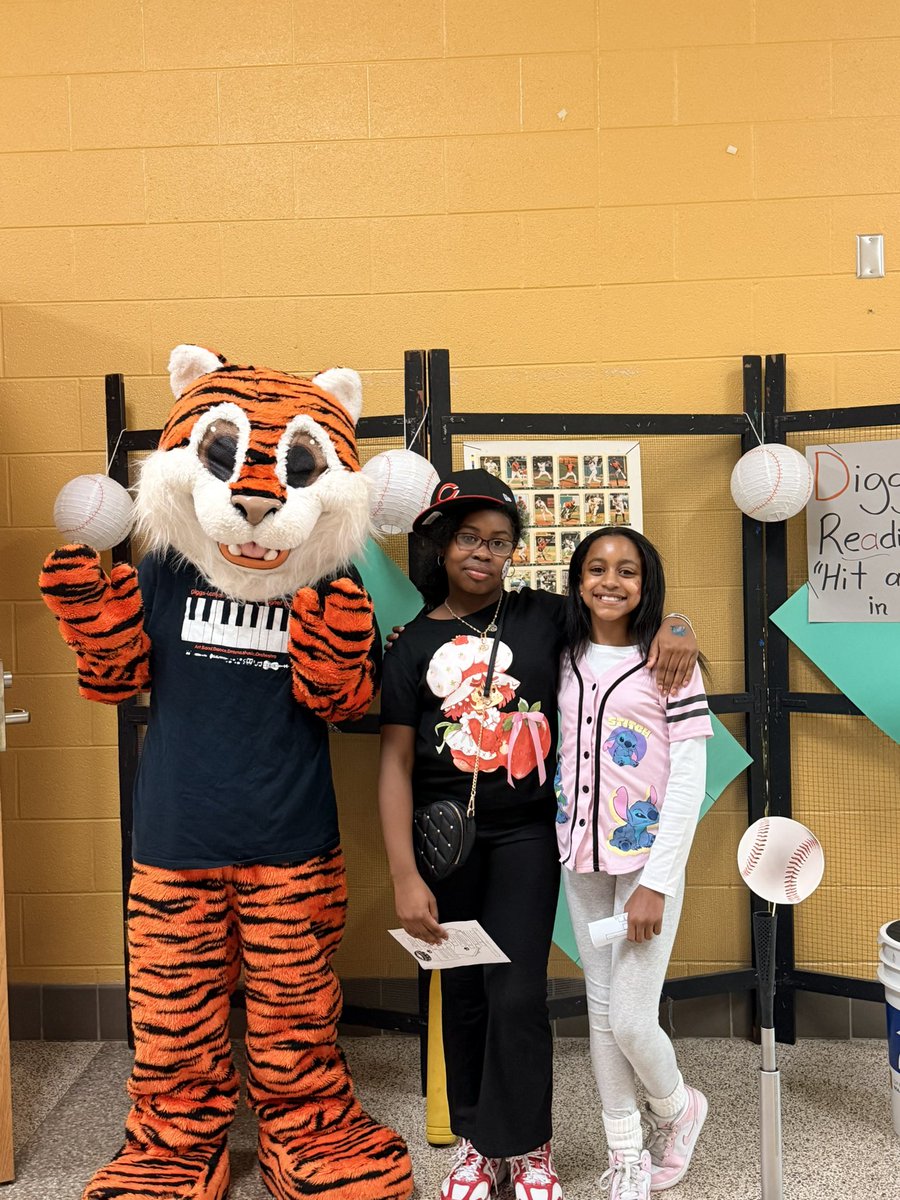 DiggsLatham's tweet image. #ReadingNight #HitAHomerunInReading #PhotoBooth #TigerNation