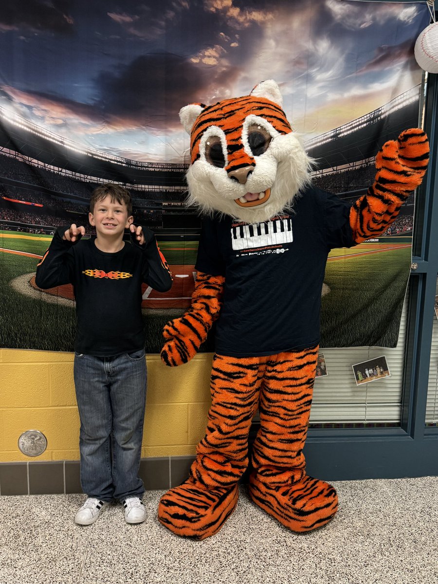 DiggsLatham's tweet image. #ReadingNight #HitAHomerunInReading #PhotoBooth #TigerNation