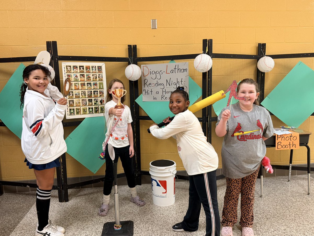 DiggsLatham's tweet image. #ReadingNight #HitAHomerunInReading #PhotoBooth #TigerNation