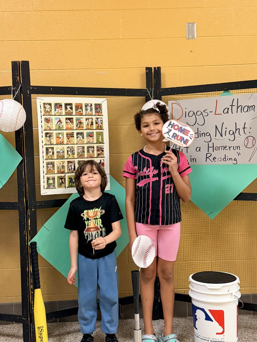 DiggsLatham's tweet image. #ReadingNight #HitAHomerunInReading #PhotoBooth #TigerNation