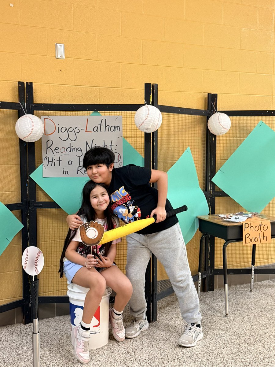 DiggsLatham's tweet image. #ReadingNight #HitAHomerunInReading #PhotoBooth #TigerNation