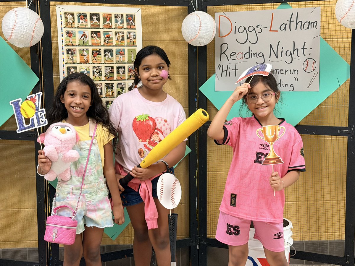 DiggsLatham's tweet image. #ReadingNight #HitAHomerunInReading #PhotoBooth #TigerNation