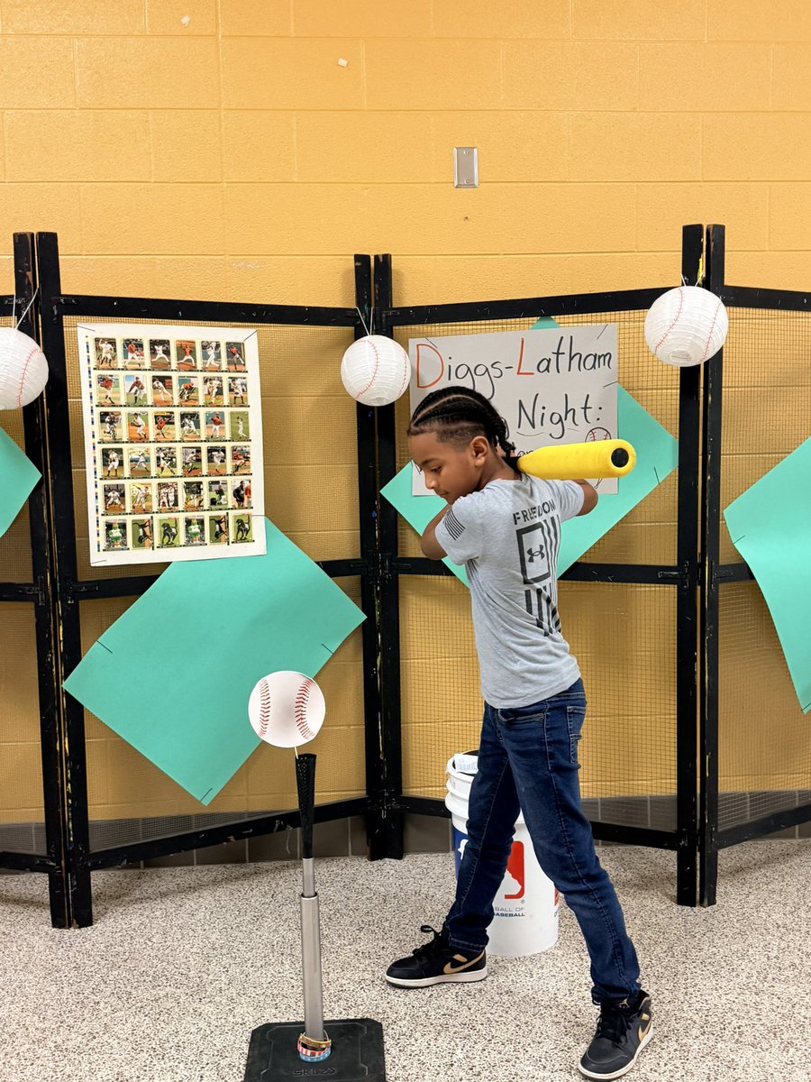 DiggsLatham's tweet image. #ReadingNight #HitAHomerunInReading #PhotoBooth #TigerNation