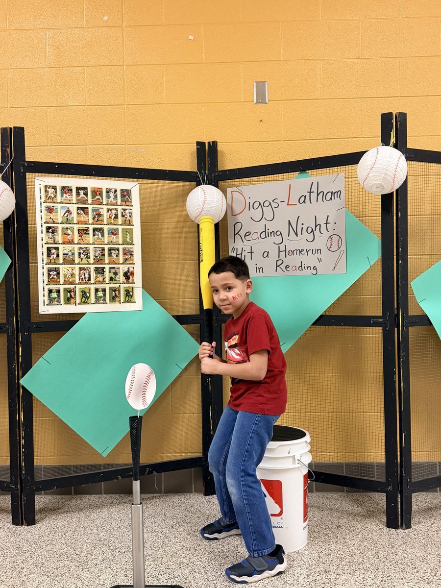 DiggsLatham's tweet image. #ReadingNight #HitAHomerunInReading #PhotoBooth #TigerNation