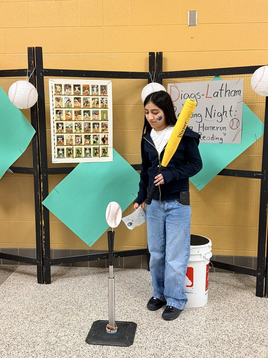 DiggsLatham's tweet image. #ReadingNight #HitAHomerunInReading #PhotoBooth #TigerNation