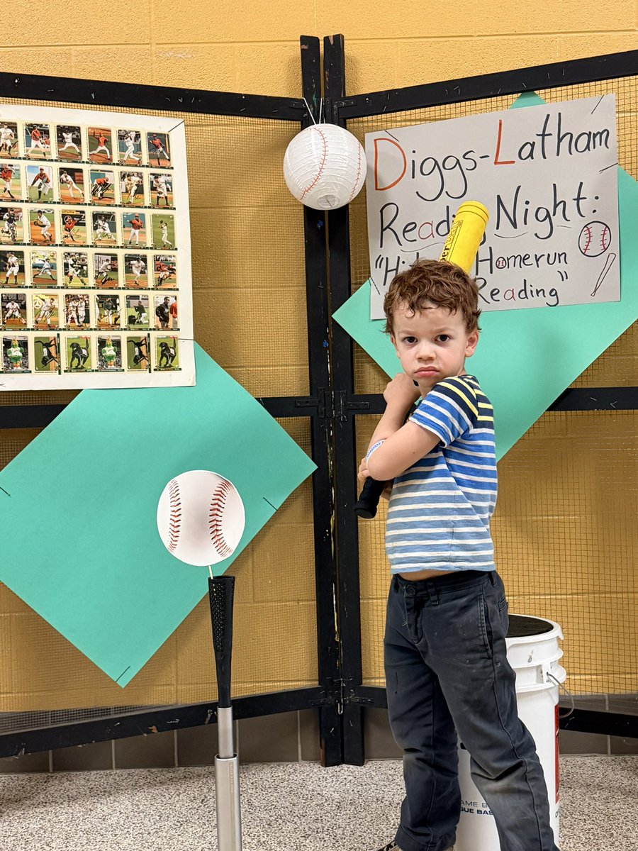 DiggsLatham's tweet image. #ReadingNight #HitAHomerunInReading #PhotoBooth #TigerNation