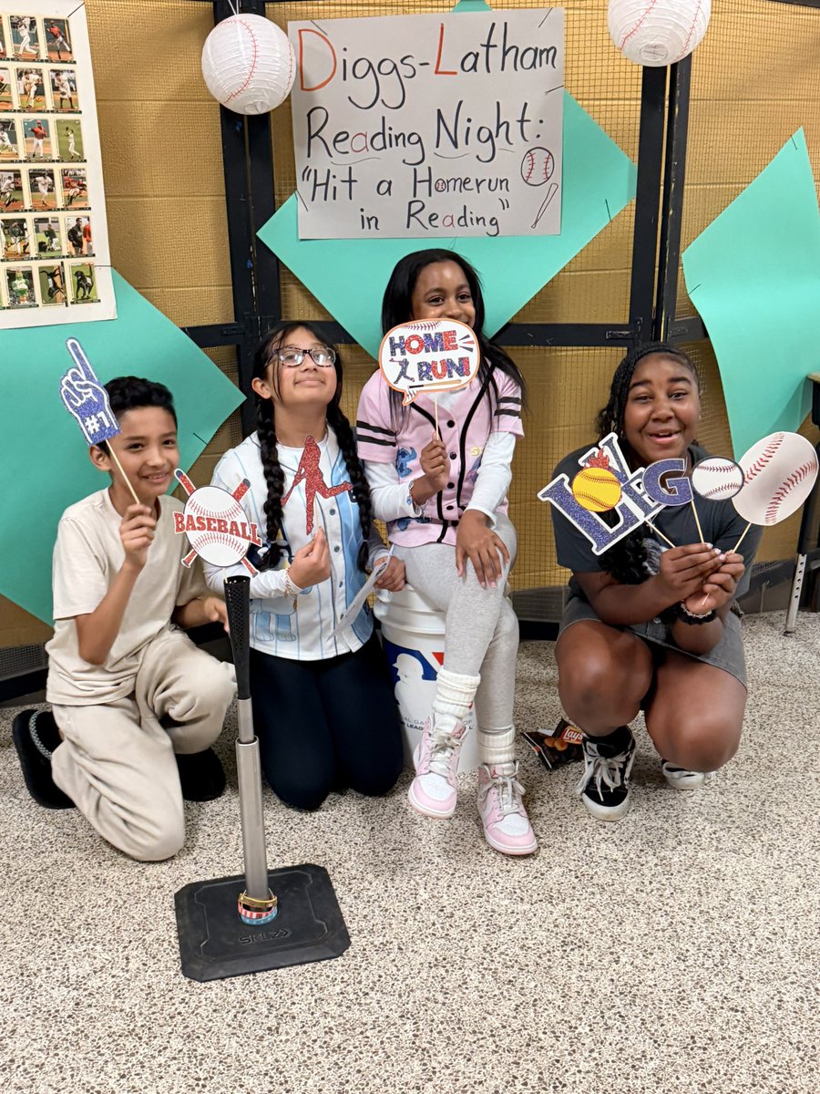 DiggsLatham's tweet image. #ReadingNight #HitAHomerunInReading #PhotoBooth #TigerNation