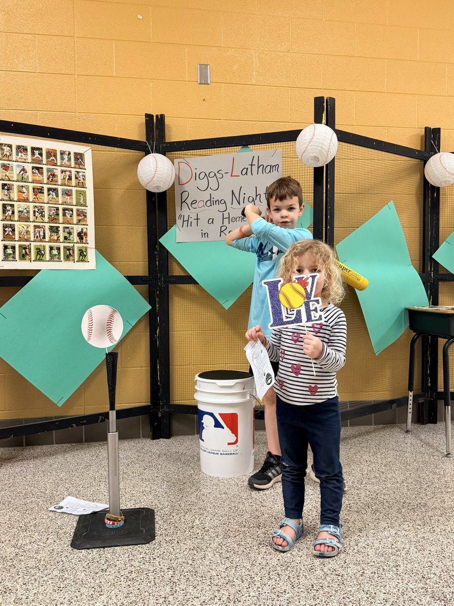 DiggsLatham's tweet image. #ReadingNight #HitAHomerunInReading #PhotoBooth #TigerNation