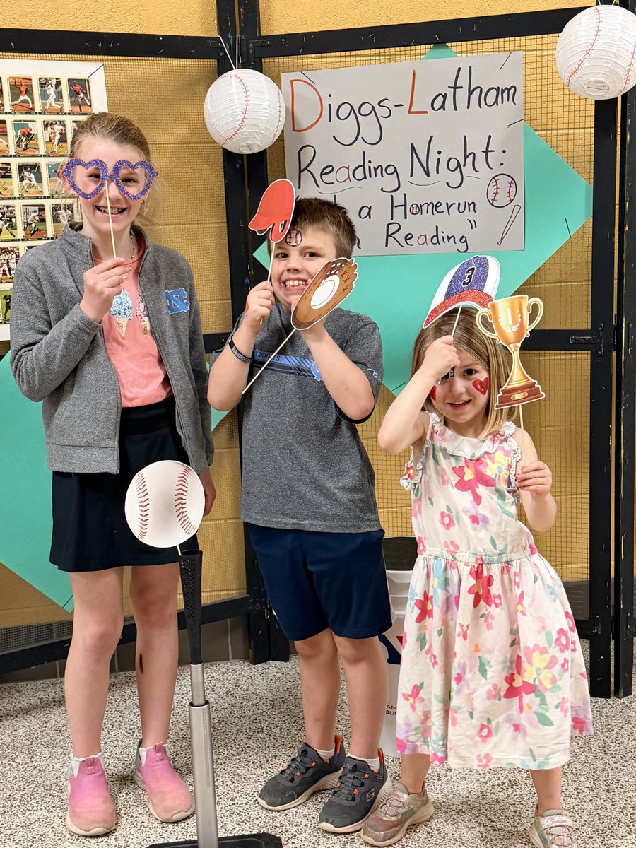 DiggsLatham's tweet image. #ReadingNight #HitAHomerunInReading #PhotoBooth #TigerNation