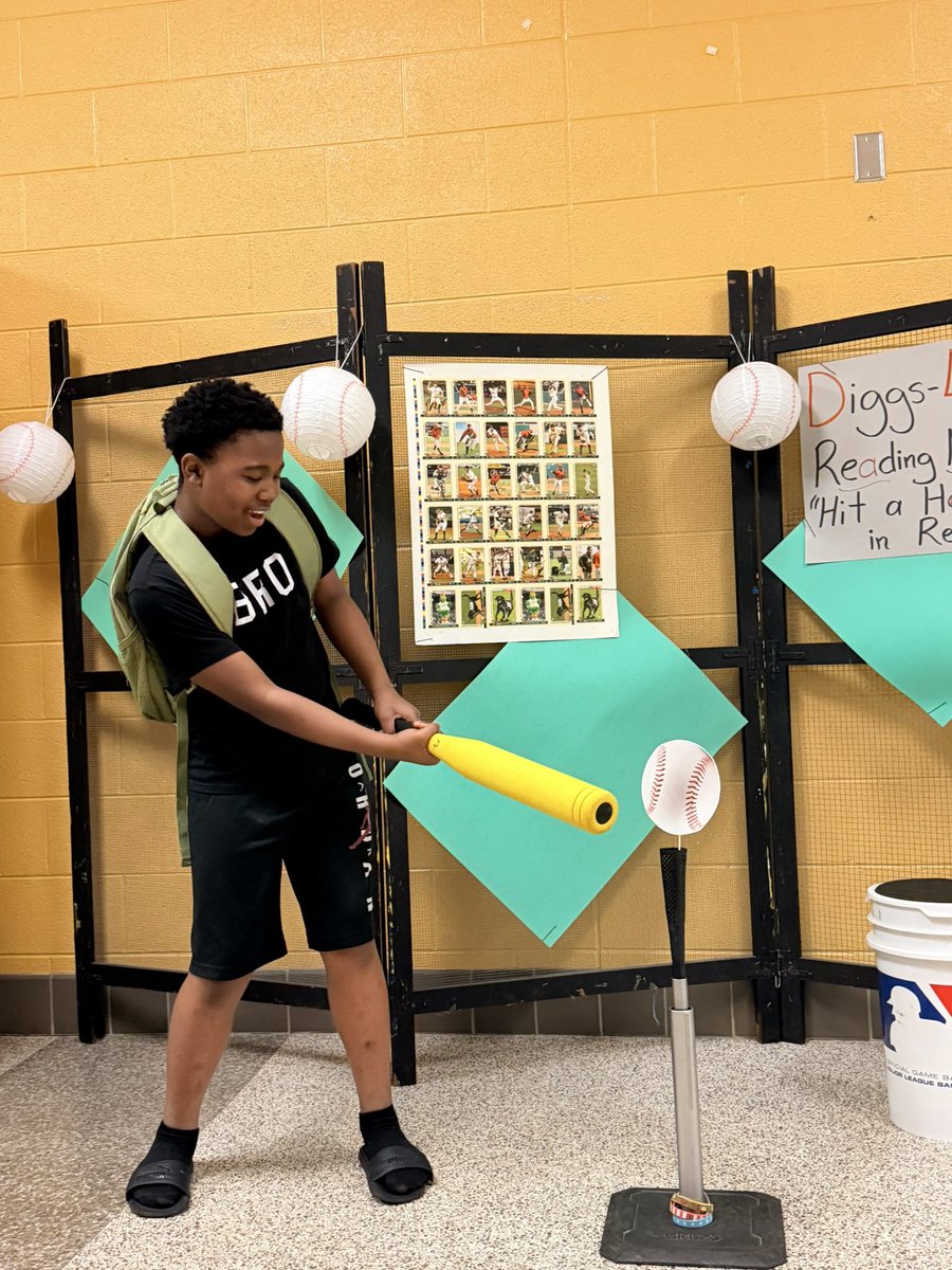 DiggsLatham's tweet image. #ReadingNight #HitAHomerunInReading #PhotoBooth #TigerNation