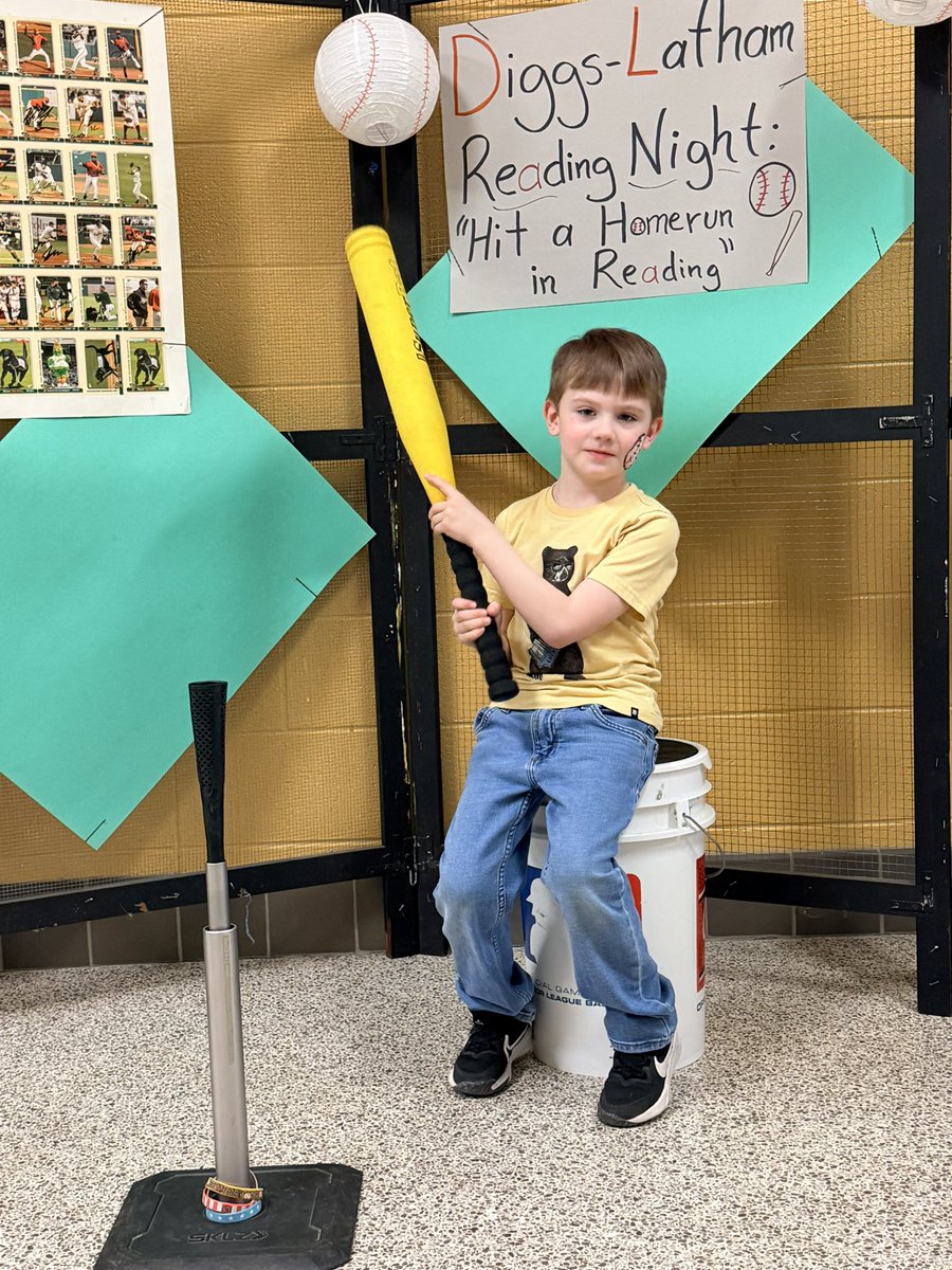 DiggsLatham's tweet image. #ReadingNight #HitAHomerunInReading #PhotoBooth #TigerNation