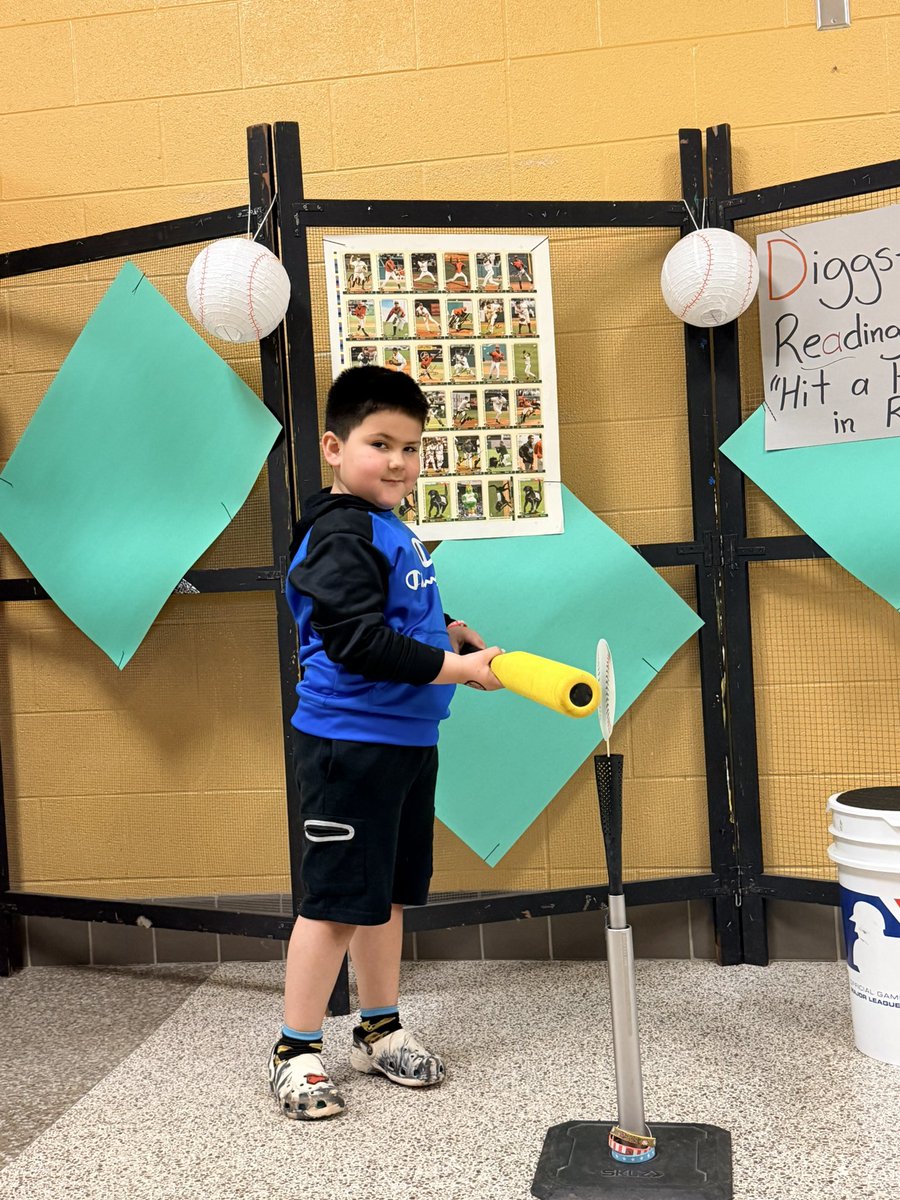 DiggsLatham's tweet image. #ReadingNight #HitAHomerunInReading #PhotoBooth #TigerNation