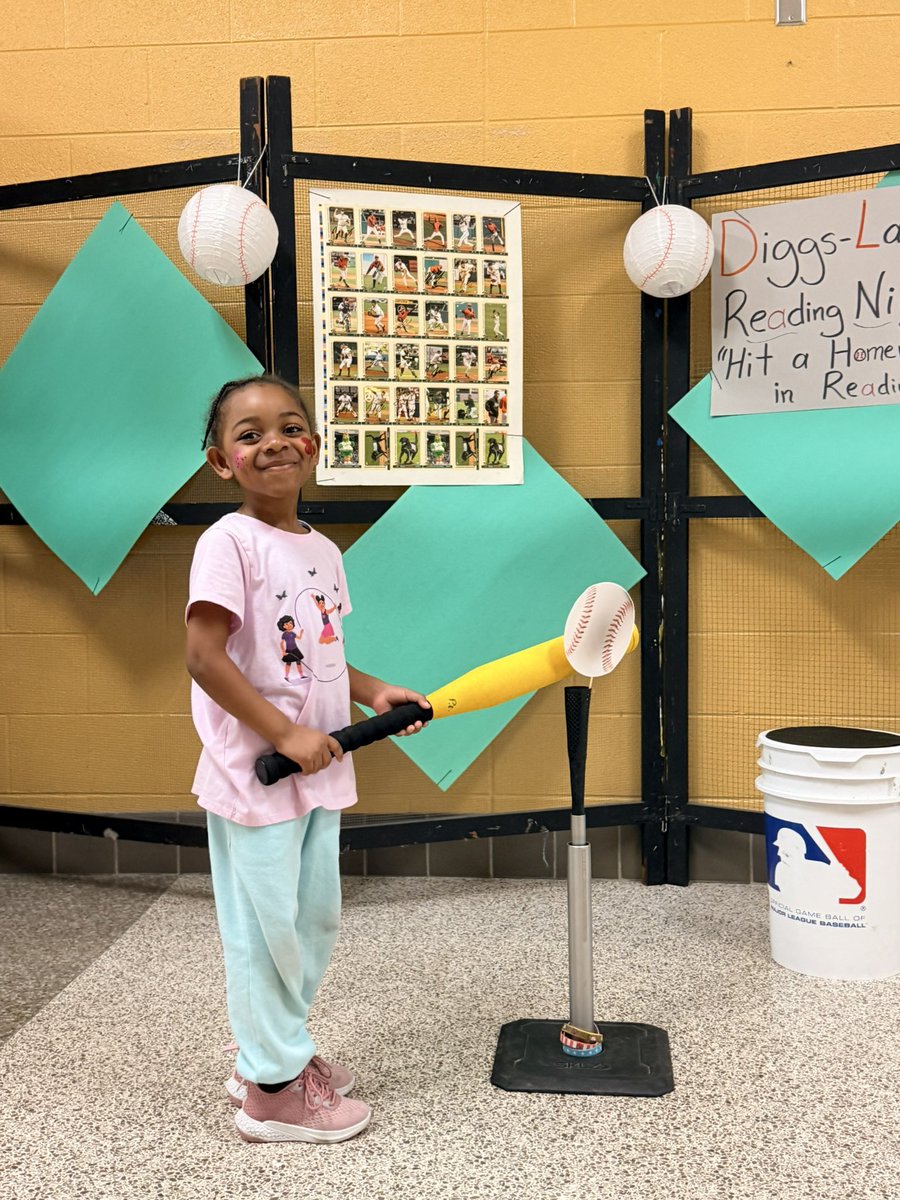 DiggsLatham's tweet image. #ReadingNight #HitAHomerunInReading #PhotoBooth #TigerNation