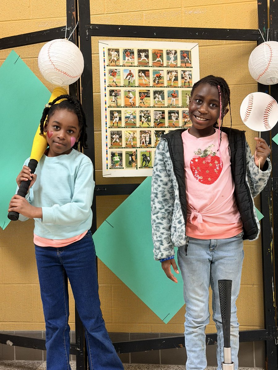 DiggsLatham's tweet image. #ReadingNight #HitAHomerunInReading #PhotoBooth #TigerNation