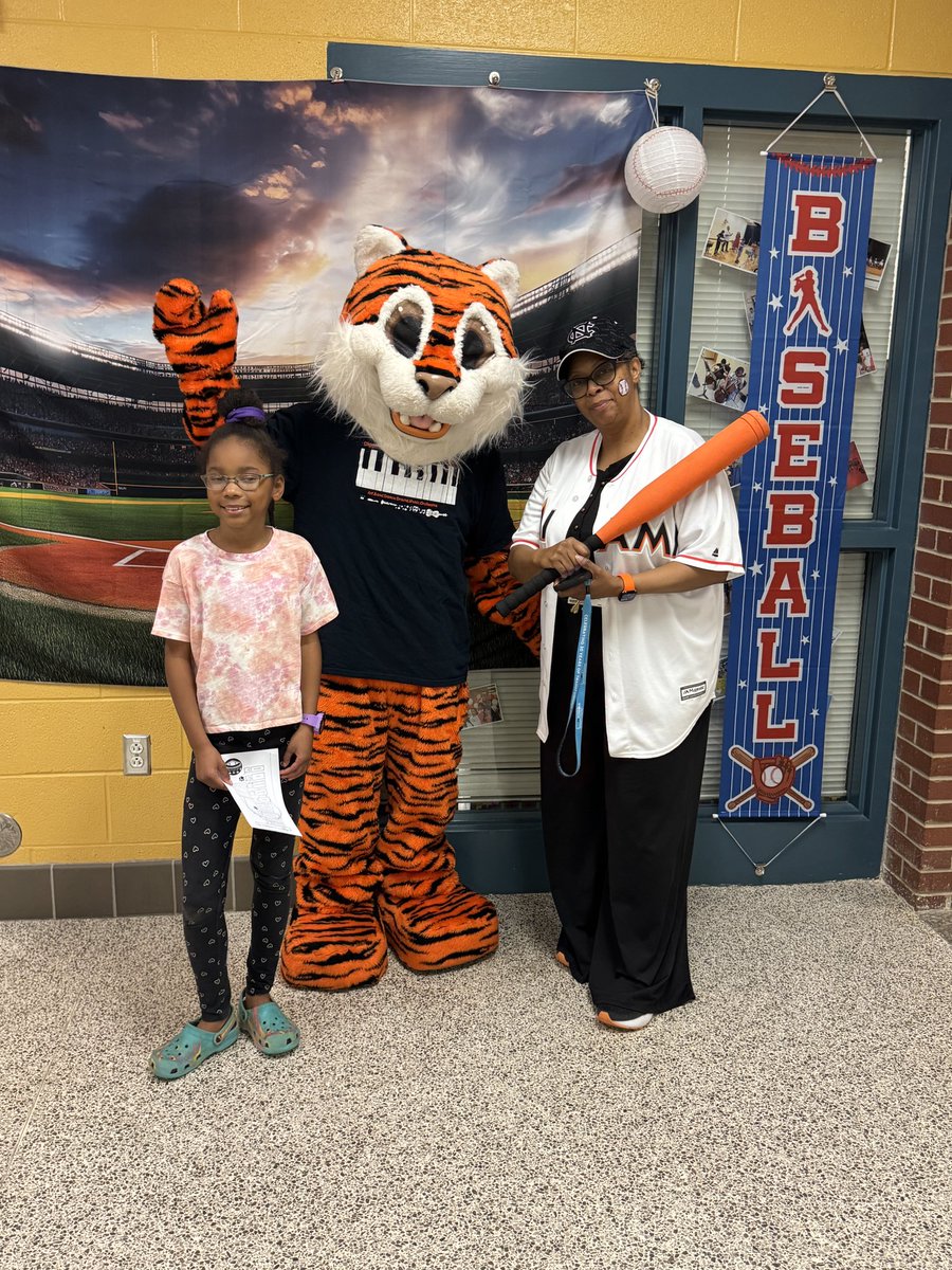 DiggsLatham's tweet image. #ReadingNight #HitAHomerunInReading #PhotoBooth #TigerNation