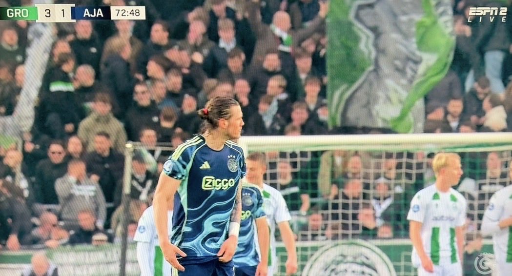 Complimenten voor Wout Weghorst, dat hij nog niet gelijk boos de kleedkamer is ingerend. #groaja